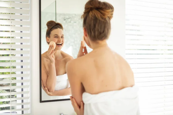Vit Kvinna Spenderar Tid Hemma Tittar Sig Spegeln Tvättar Ansiktet — Stockfoto