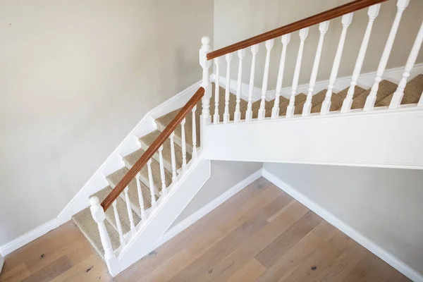 Interior Quarto Moderno Mostrando Grandes Escadas Brancas Com Corrimão Madeira — Fotografia de Stock