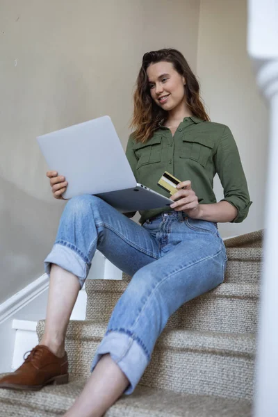 Blanke Vrouw Die Thuis Zit Trap Met Haar Laptop Creditcard — Stockfoto