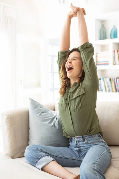 Mulher Caucasiana Passando Tempo Casa Sentada Sofá Esticando Braços Estilo — Fotografia de Stock