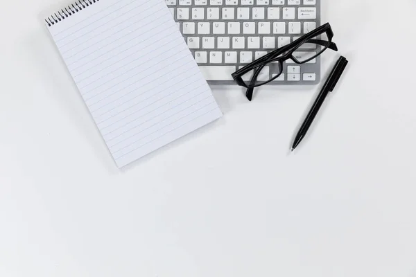 Nahaufnahme Einer Leeren Seite Einem Notizbuch Einem Stift Einer Tastatur — Stockfoto