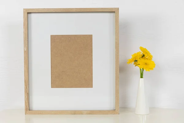 Vista Cerca Marco Imagen Vacío Con Flores Amarillas Colocadas Jarrón — Foto de Stock