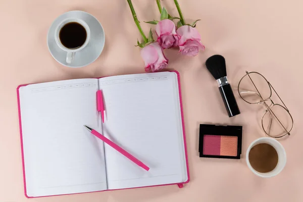 Draufsicht Auf Ein Notizbuch Einen Pinsel Ein Rouge Puder Eine — Stockfoto