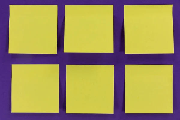 近景六张黄色纸粘贴便条 大小相同 背景为浅紫色 — 图库照片
