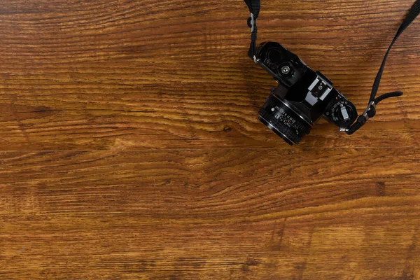 Kalıplı Ahşap Bir Yüzeye Yerleştirilmiş Siyah Dijital Slr Kameranın Üst — Stok fotoğraf