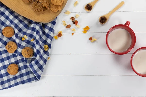 Top Kilátás Néhány Cookie Kanál Szárított Gyümölcsök Diófélék Két Bögre — Stock Fotó