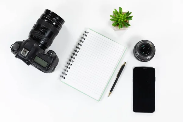 Vista Superior Cercana Cuaderno Bolígrafo Teléfono Inteligente Una Cámara Una — Foto de Stock