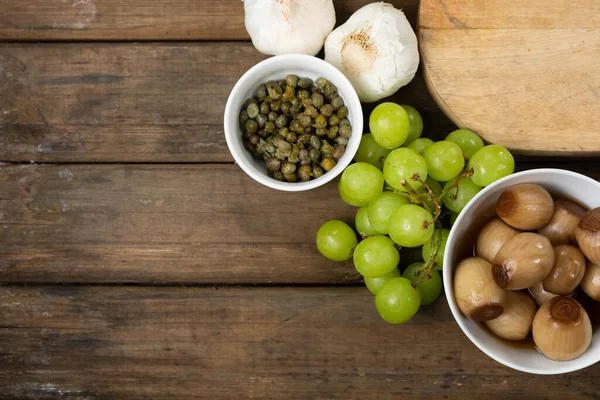 Bovenaanzicht Van Een Houten Snijplank Met Kommen Snacks Wat Knoflook — Stockfoto