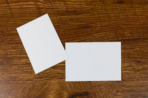 Çeşitli Boyutlarda Ahşap Bir Yüzeye Yerleştirilmiş Çeşitli Beyaz Kağıt Parçalarının — Stok fotoğraf
