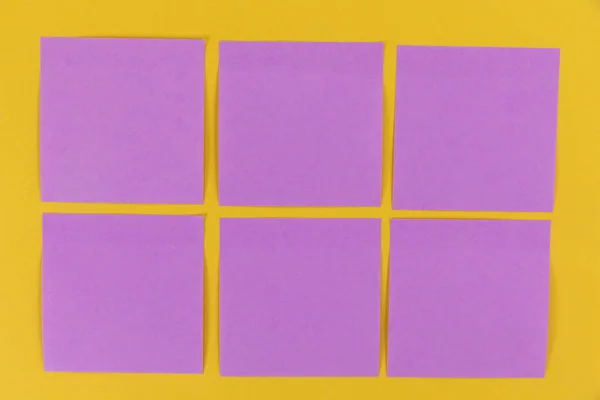 把六张紫色纸片粘贴便条的顶部全景放大 贴在一个浅黄的背景上 — 图库照片