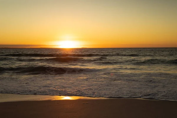 Bella Vista Del Sole Che Tramonta Sulle Onde Dell Oceano — Foto Stock