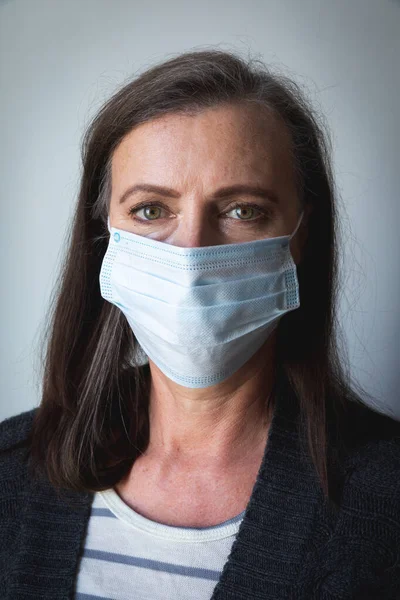 Retrato Una Mujer Caucásica Disfrutando Del Tiempo Casa Distanciamiento Social —  Fotos de Stock