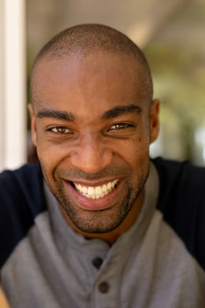 Portret Bliska Afroamerykanina Krótkimi Włosami Siedzącego Zewnątrz Uśmiechniętego Kamery — Zdjęcie stockowe