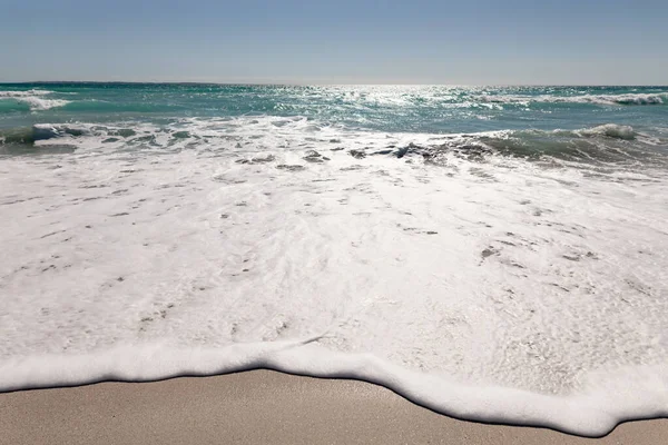 Vista Una Playa Arena Mar Tranquilo Con Cielo Azul Claro — Foto de Stock