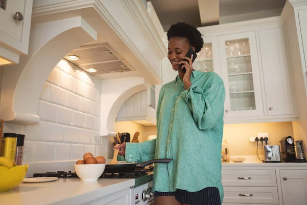 Karışık Irktan Bir Kadın Mutfakta Vakit Geçiriyor Telefonda Konuşuyor Kahvaltı — Stok fotoğraf