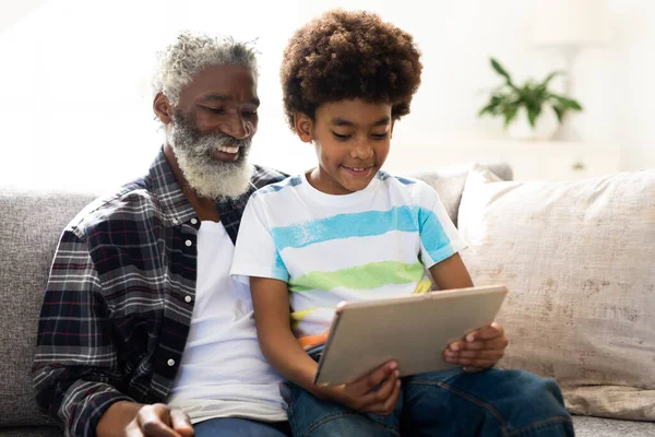 Feliz Afroamericano Anciano Nieto Pasar Tiempo Casa Juntos Sentado Sofá — Foto de Stock