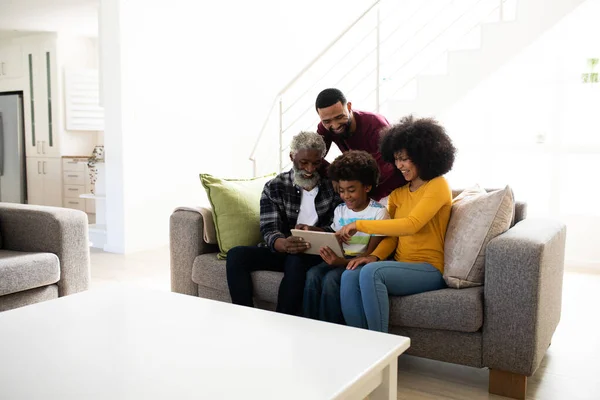 Familia Afroamericana Varias Generaciones Que Pasan Tiempo Casa Juntos Utilizando — Foto de Stock