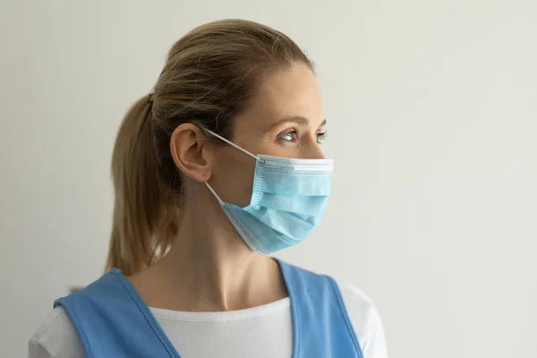 Portret Van Een Blanke Vrouwelijke Verpleegster — Stockfoto