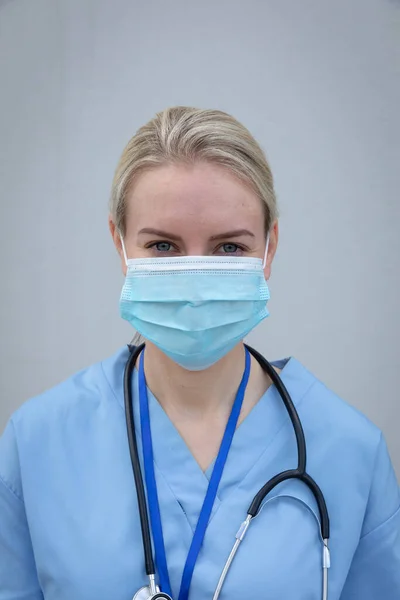 Boynunda Steteskopla Kameraya Bakarken Maske Takan Beyaz Kadın Doktor Portresi — Stok fotoğraf