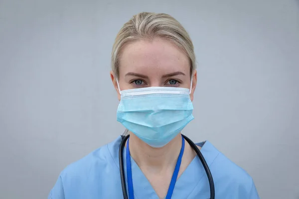 Portret Van Blanke Vrouwelijke Medische Professional Met Stethoscoop Rond Nek — Stockfoto