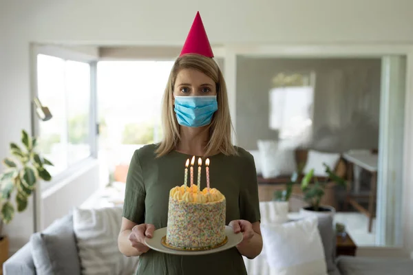 Mujer Caucásica Pasar Tiempo Casa Pie Cocina Con Pastel Cumpleaños — Foto de Stock