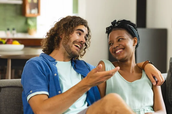 Vielfältiges Paar Junger Kaukasischer Mann Und Afroamerikanische Frau Teilen Einen — Stockfoto