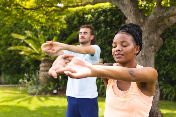 Diverse Paare Eine Junge Afroamerikanerin Und Ein Mann Aus Dem — Stockfoto