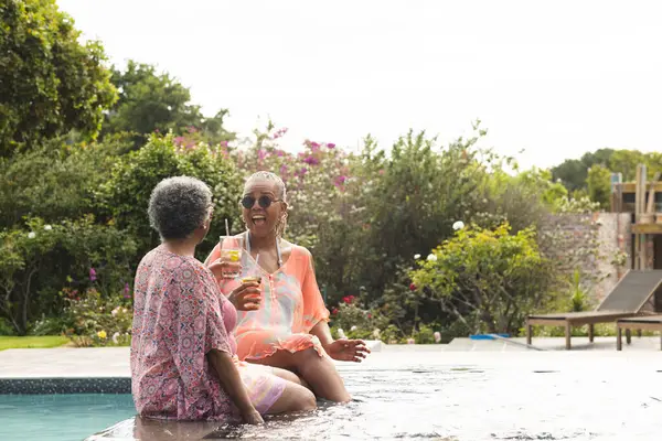 Senior Mujer Afroamericana Birracial Mujer Disfrutar Una Conversación Junto Piscina —  Fotos de Stock