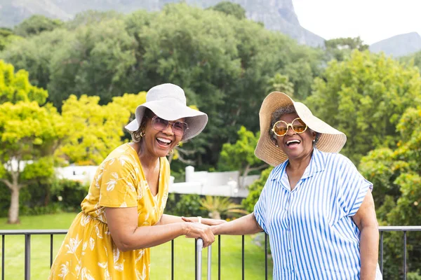 Mujer Afroamericana Mayor Mujer Birracial Mayor Comparten Momento Alegre Aire —  Fotos de Stock