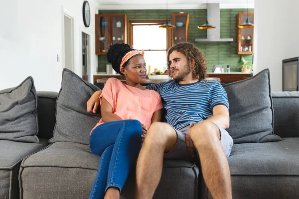 Diverse Paare Sitzen Eng Beieinander Auf Einem Grauen Sofa Und — Stockfoto