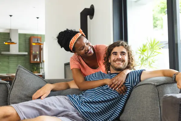 Diverse Paare Genießen Einen Entspannten Moment Auf Einem Grauen Sofa — Stockfoto