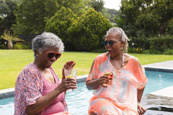 Senior Afroamerikansk Kvinna Och Senior Biracial Kvinna Njuta Drinkar Vid — Stockfoto