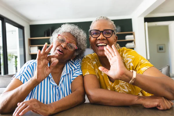 Végzős Afro Amerikai Végzős Biracial Osztoznak Egy Örömteli Pillanaton Integetve — Stock Fotó