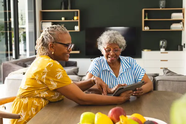 Egy Idős Afro Amerikai Egy Idős Biracial Egy Tableten Osztoznak — Stock Fotó