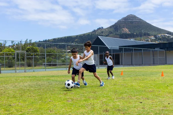 Biracial Och Afroamerikanska Barn Spelar Fotboll Gräsplan Skolan Engagerade Vänlig — Stockfoto