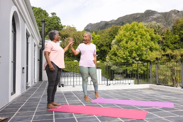 Senior Mujer Afroamericana Biracial Mujer High Five Durante Yoga Aire —  Fotos de Stock