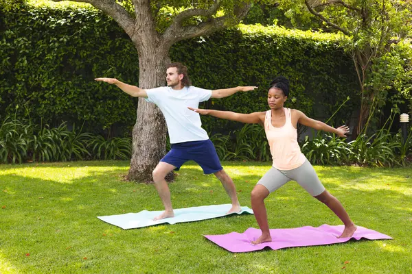 Vielfältiges Paar Eine Junge Afroamerikanerin Und Ein Junger Mann Aus — Stockfoto