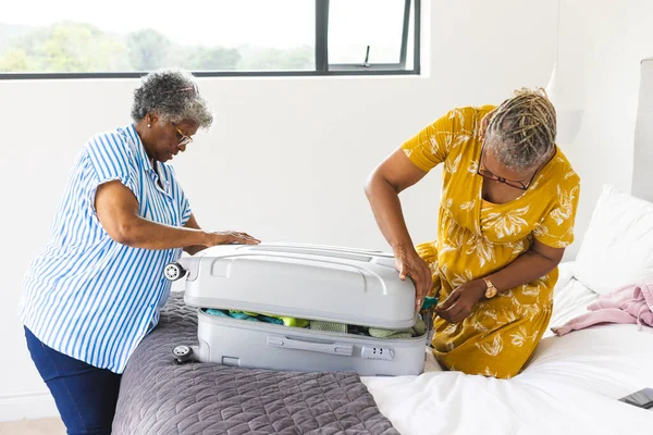 Eine Ältere Afroamerikanerin Und Eine Ältere Frau Mit Zwei Rassen — Stockfoto