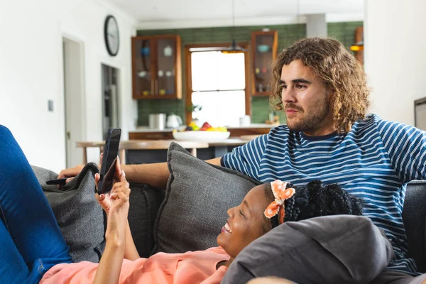 Různorodý Pár Mladá Afroameričanka Běloch Muž Relaxovat Gauči Pomocí Tabletu — Stock fotografie