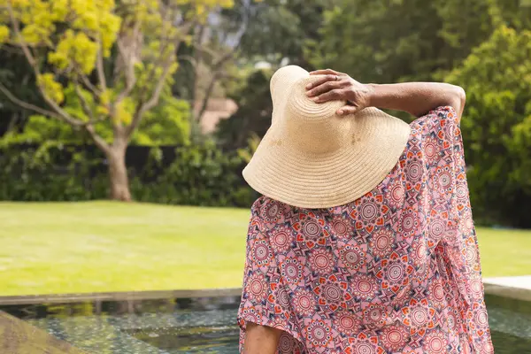 Senior Biracial Mujer Disfruta Día Soleado Con Sombrero Ala Ancha —  Fotos de Stock