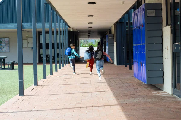 Tres Niños Están Corriendo Por Pasillo Escolar Con Mochilas Con —  Fotos de Stock