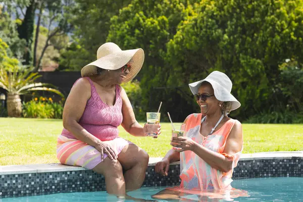 Senior African American Woman Senior Biracial Woman Enjoy Drinks Pool — Stock Photo, Image