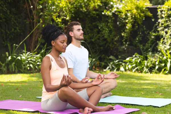 Diverse Paare Eine Junge Afroamerikanerin Und Ein Junger Mann Aus — Stockfoto