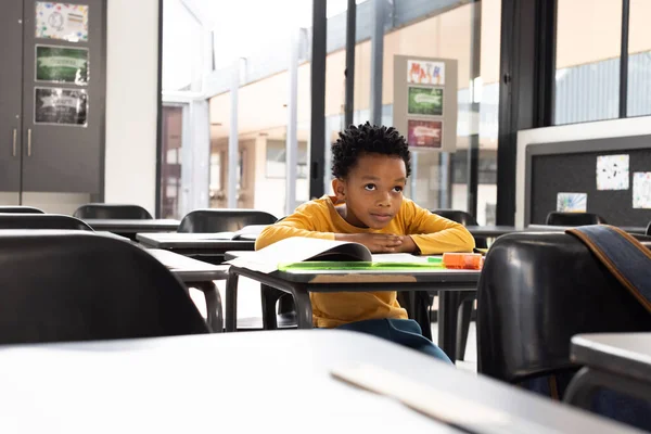 Afroameričan Sedí Školní Třídě Jeho Výraz Zamyšlený Kopírovacím Prostorem Obklopen — Stock fotografie