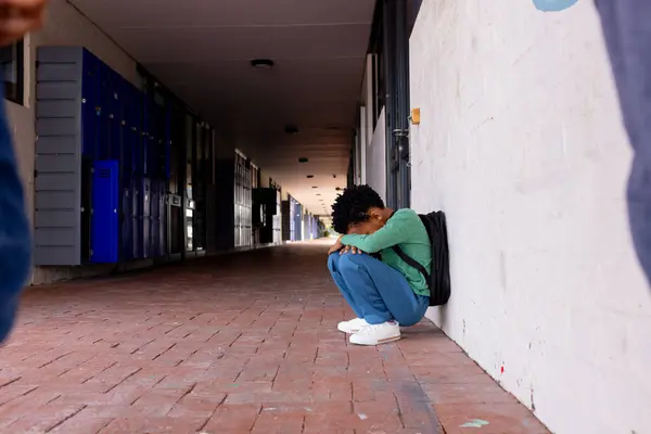 Menino Afro Americano Senta Sozinho Chão Como Uma Vítima Bullying — Fotografia de Stock