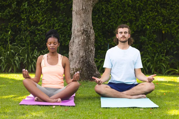 Diverse Paare Eine Junge Afroamerikanerin Und Ein Mann Aus Dem — Stockfoto