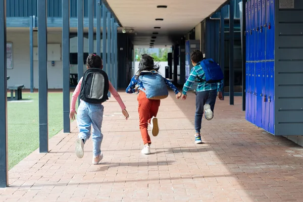 Çocuk Okul Koridorunda Koşuyor Sırt Çantaları Yedekte Neşeli Görünüyorlar Mola — Stok fotoğraf