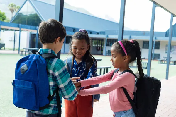 Biracial Pojke Och Flickor Med Ryggsäckar Delar Vänlig Stund Skolan — Stockfoto