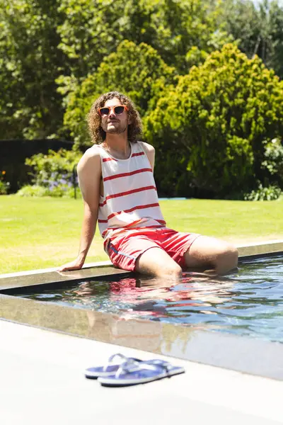 Joven Hombre Caucásico Con Pelo Rizado Sienta Junto Una Piscina —  Fotos de Stock