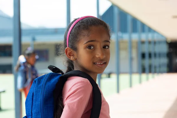 Chica Biracial Con Una Diadema Rosa Una Mochila Azul Sonríe — Foto de Stock